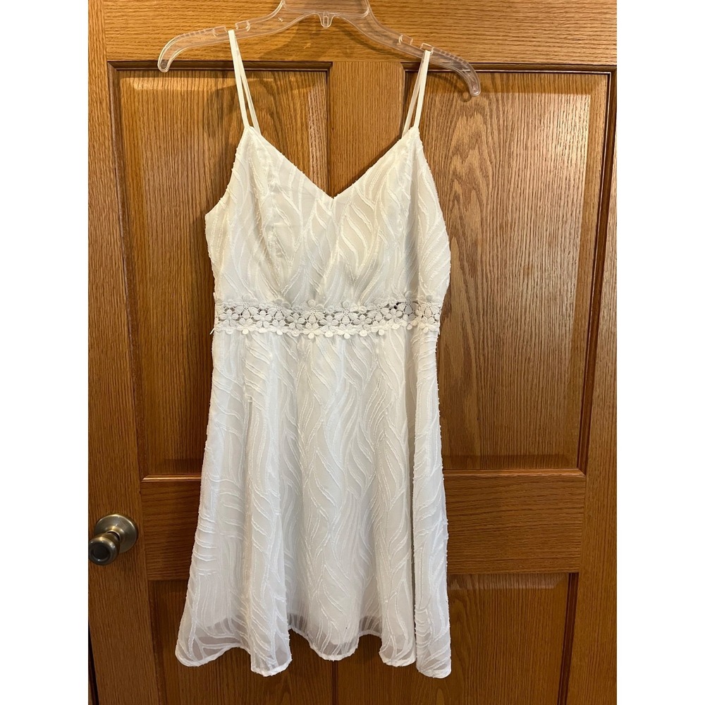 White Patterened Lace Embroidered Spaghetti Strap Flowy Graduation Bride Medium